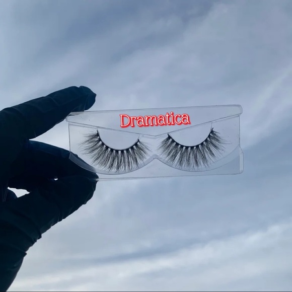 Lashes - Picture 2 of 7